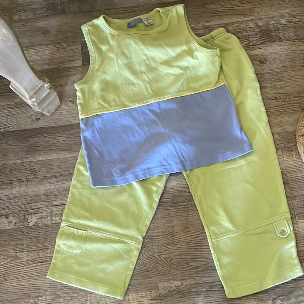 Onque 2piece capri/tank top size Lg, Medium